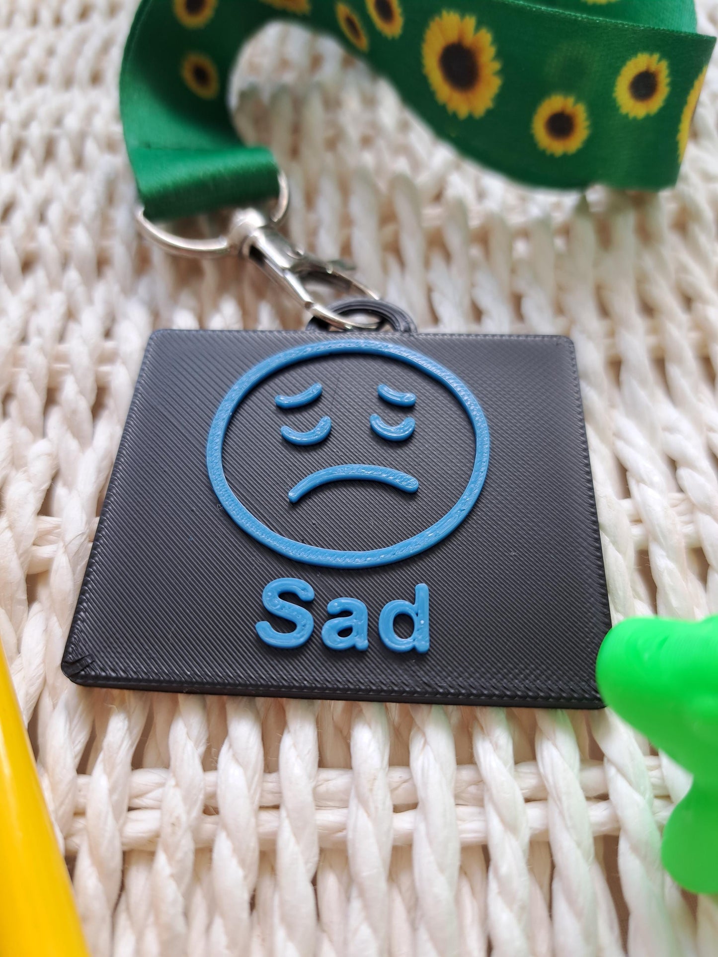 Autism communication tag – "Sad" black and blue 3D-printed keyring. Sensory-friendly, non-verbal aid for autistic individuals, ADHD, and SEN. Helps with emotional regulation and expression. Perfect for PECS, AAC users, and daily communication support.